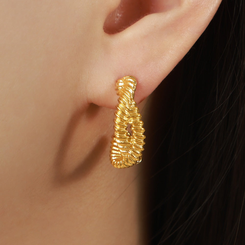 Exquisite, Luxurious 18K gold  C-shaped Earrings with Irregular Lines and Cross Design