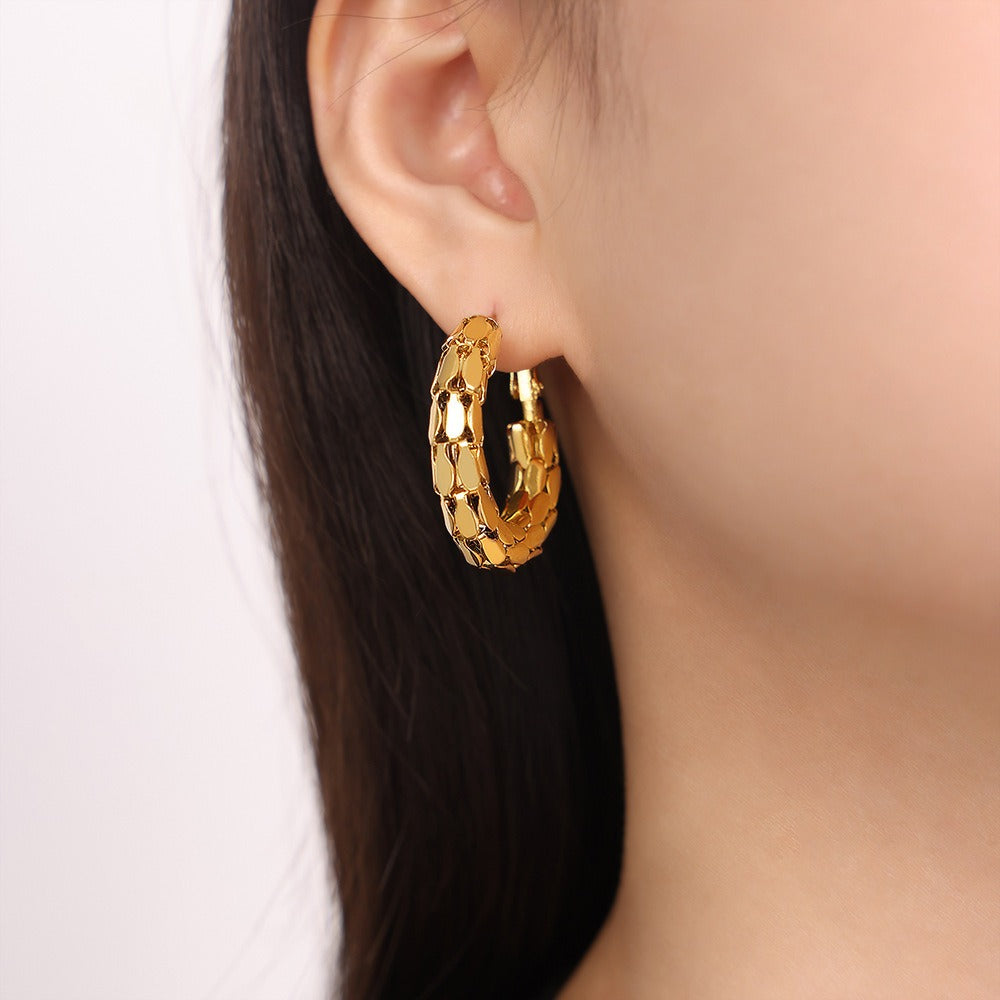 Gold exquisite and fashionable C-shaped design light luxury style earrings